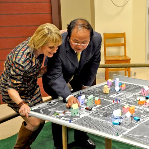 Tina McEnroe and Chancellor Henry Yang