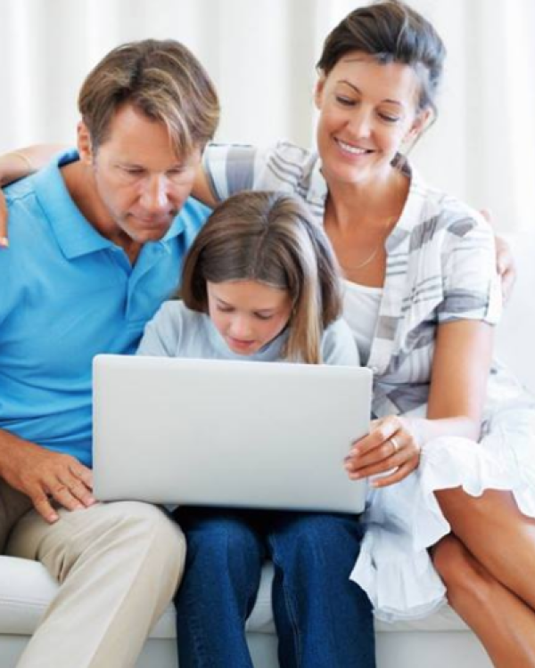 parents with daughter and a laptop 