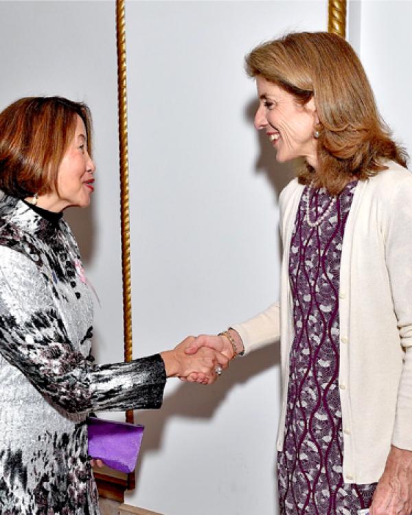 Hsiu-Zu Ho and US Ambassador to Japan Caroline Kennedy 