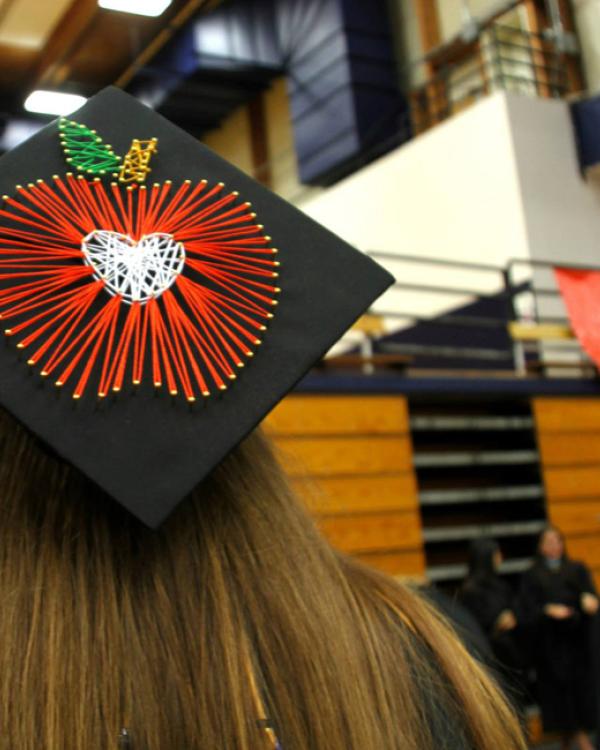 mortarboard with apple corcheted on it 