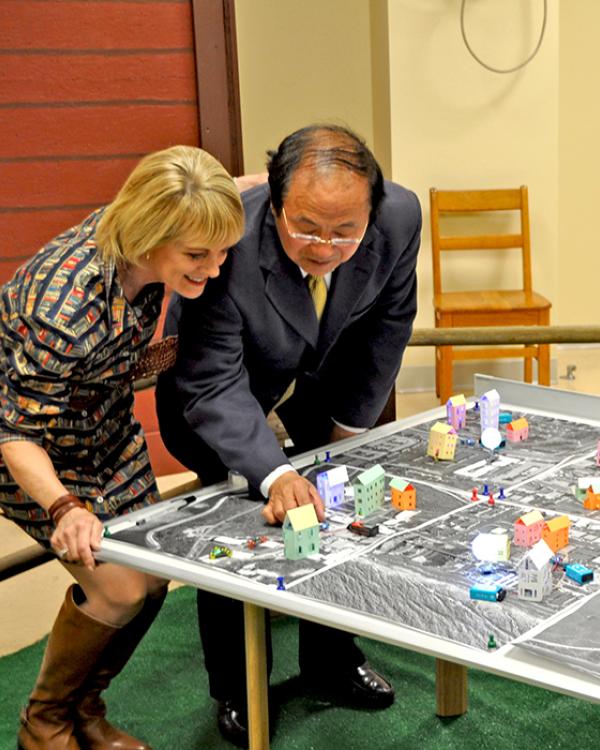 Tina McEnroe and Chancellor Henry Yang 